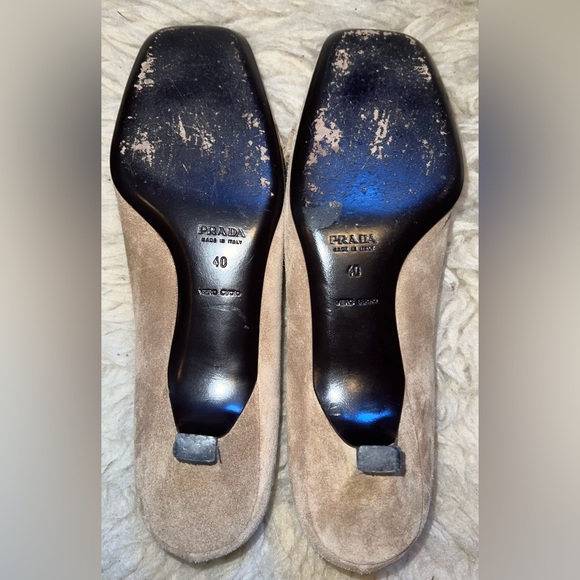 Adorable Prada tiny heels with bow. - Picture 2 of 3